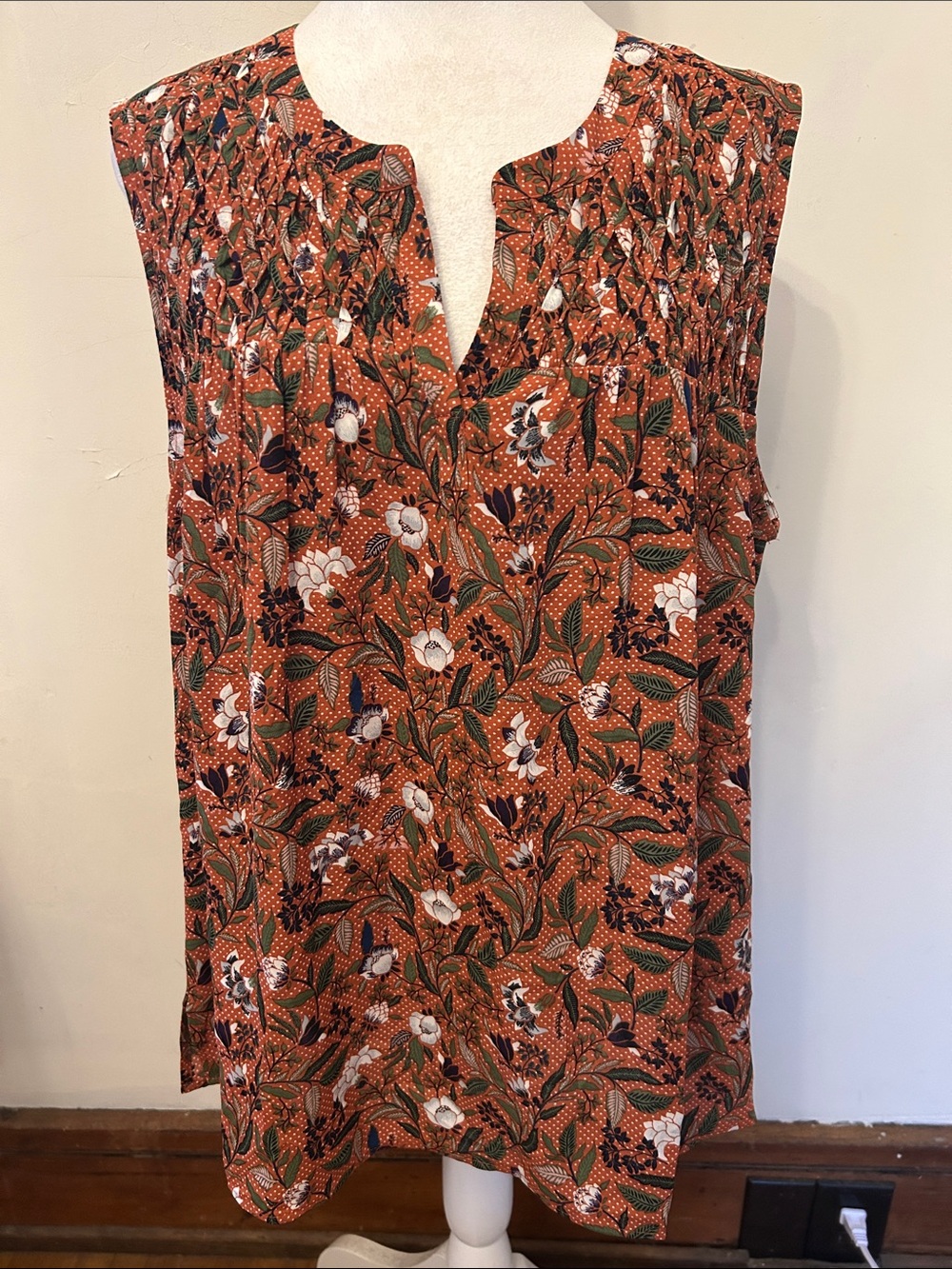 Daniel Rainn Rust Floral Sleeveless Smocked Split-Neck Blouse